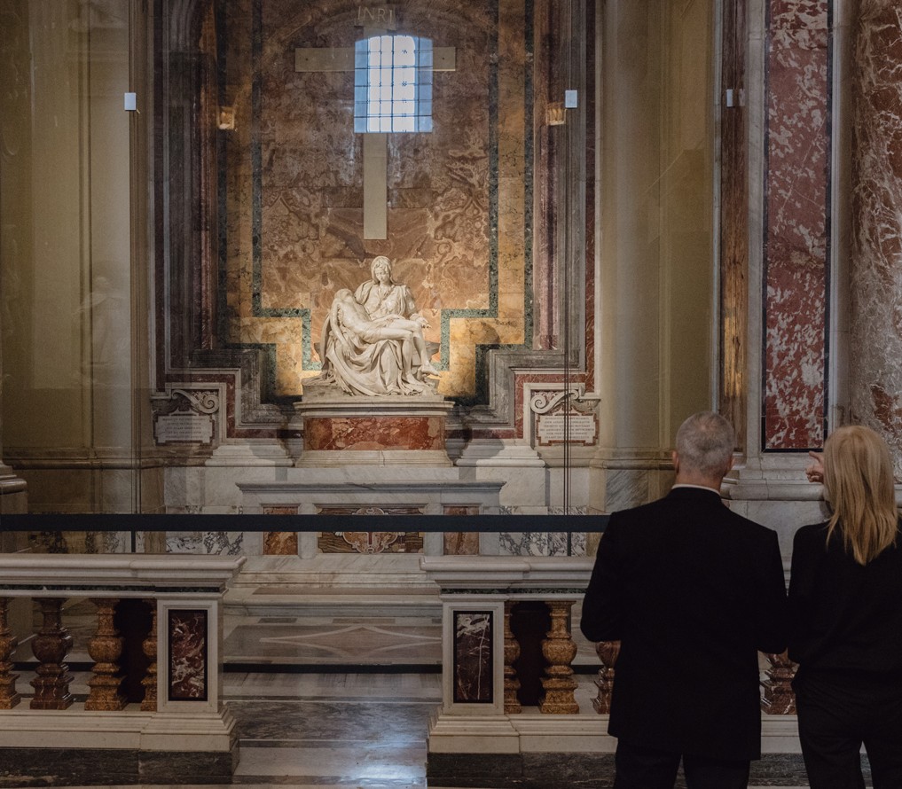 Michelangelo não esculpiu uma mulher desolada; o que se percebe é a face serena que carrega no olhar a certeza de quem aceita o propósito de sua missão como a mãe do salvador | Foto: Divulgação/Francisco Lauande Junior