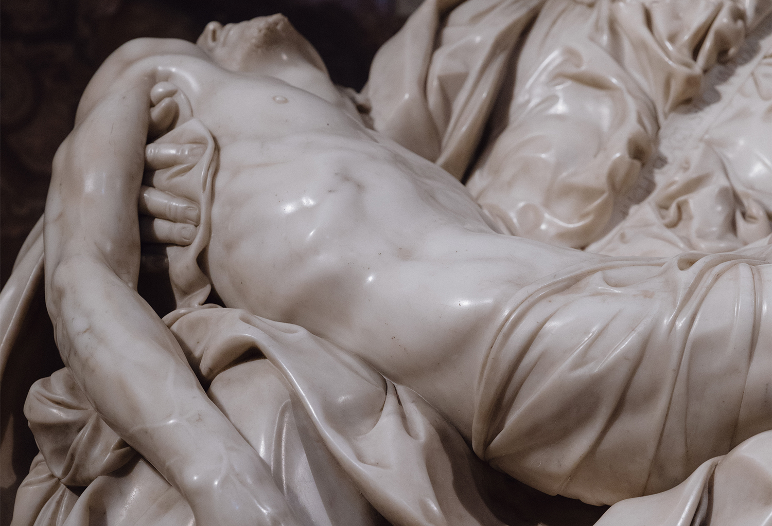 Sendo assim, Nossa Senhora é apresentada como um ser que transcende o tempo e a matéria, uma figura cuja beleza espiritual sustenta a cena atraindo o nosso olhar | Foto: Divulgação/Francisco Lauande Junior