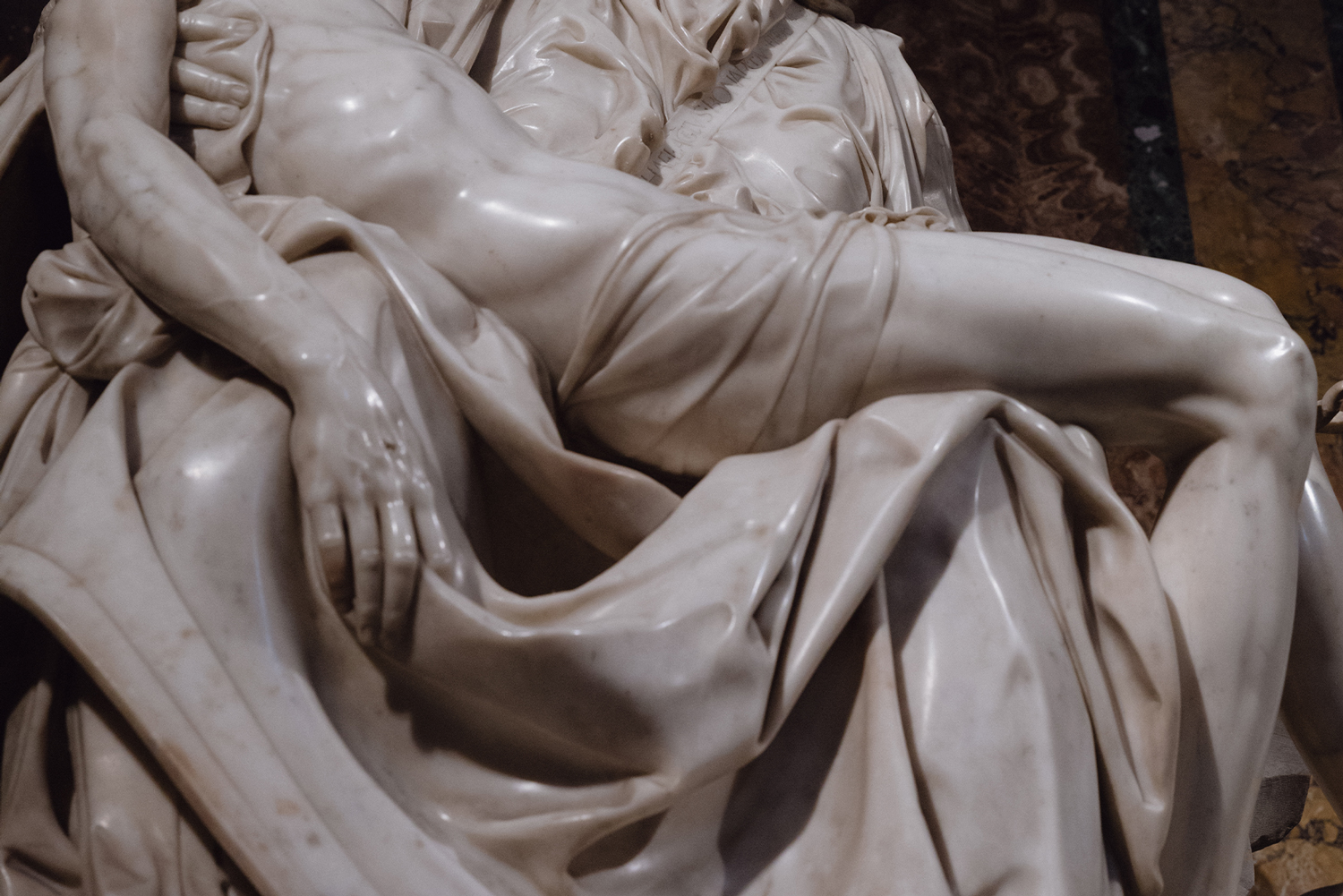 O corpo de Jesus é uma fiel representação da finitude humana: um corpo esquálido, entregue à gravidade que, marcado pela palidez do mármore, evoca o derradeiro momento de todos nós mortais | Foto: Divulgação/Francisco Lauande Junior