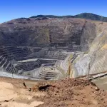 A mineradora opera como uma subsidiária do grupo multinacional Sigma Lithium