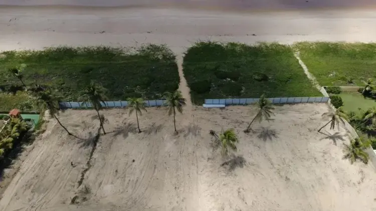 TJ-BA manda retirar muro que bloqueava acesso à praia em condomínio de Camaçari