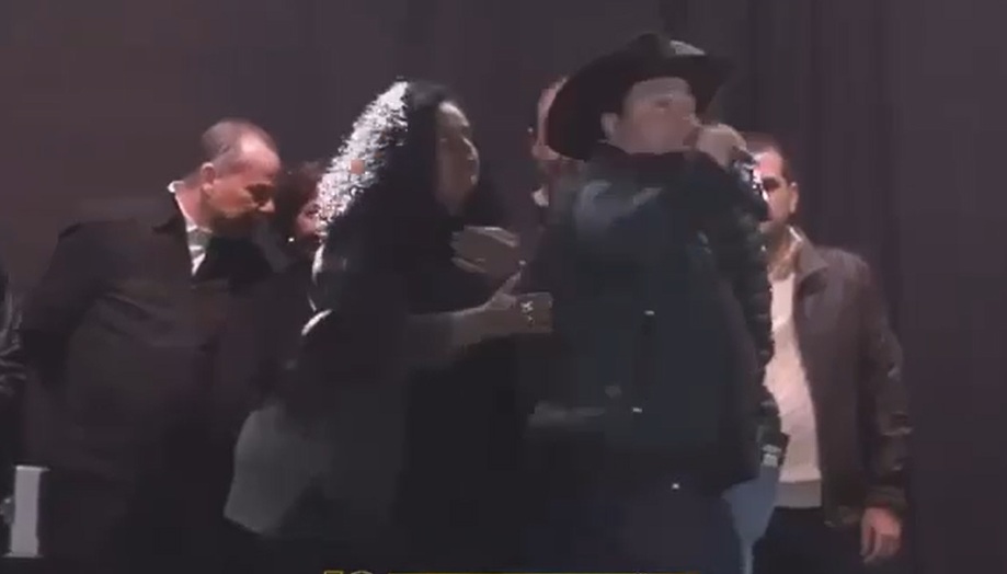 Vereadora do PT parte para cima de deputado do PL durante discurso