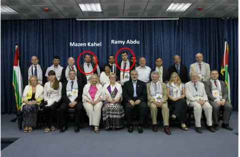 Dois membros da ONG em foto de representantes do Escritório Político do Hamas | Foto: Reprodução/X