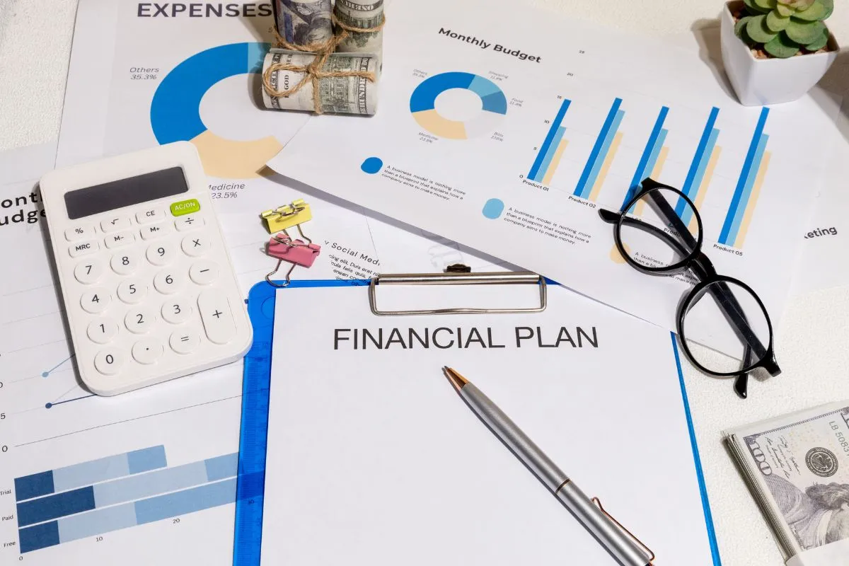 Documentos financeiros, calculadora e gráficos usados no planejamento do orçamento público e gestão fiscal