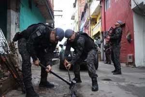 PM retira barricadas em Paraisópolis