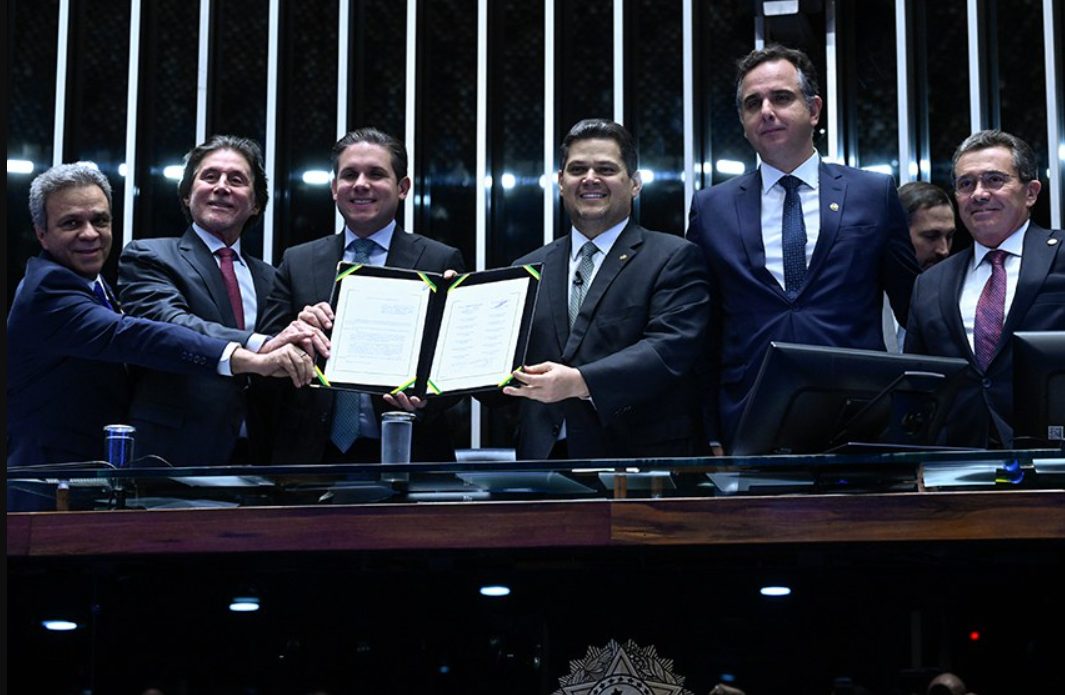 Sousa Silva, Eunício, Motta, Davi, Pacheco e Vital do Rêgo Filho, presidente do TCU, com o texto promulgado|Foto: Carlos Moura/Agência Senado