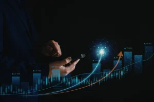 Pessoa usando celular diante de gráficos financeiros digitais relacionados à renúncia fiscal e crescimento econômico