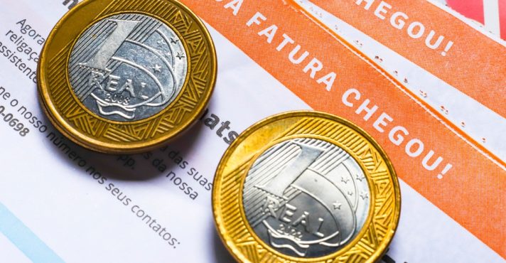 A inadimplência, que havia recuado nos meses anteriores, voltou a subir: 29,6% das famílias endividadas não estão conseguindo pagar as contas no prazo | Foto: Shutterstock