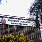 Proposta faz referência ao advogado Victor Henrique Ahlf Gomes, ex-aluno da Faculdade de Direito da USP, que chegou a ter a matrícula encerrada | Foto: Divulgação/Alesp