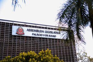 Proposta faz referência ao advogado Victor Henrique Ahlf Gomes, ex-aluno da Faculdade de Direito da USP, que chegou a ter a matrícula encerrada | Foto: Divulgação/Alesp