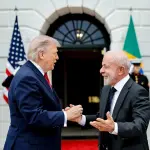 Trump e Lula se cumprimentam durante encontro nesta quinta-feira, 7, em Washington | Foto: Ricardo Stuckert/PR