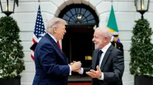 Trump e Lula se cumprimentam durante encontro nesta quinta-feira, 7, em Washington | Foto: Ricardo Stuckert/PR