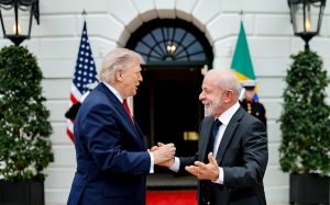 Trump e Lula se cumprimentam durante encontro nesta quinta-feira, 7, em Washington | Foto: Ricardo Stuckert/PR
