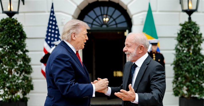 Trump e Lula se cumprimentam durante encontro nesta quinta-feira, 7, em Washington | Foto: Ricardo Stuckert/PR
