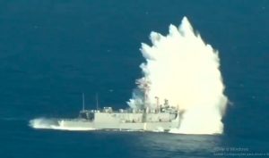 Imagem de navio da Marinha dos EUA supostamente atingido por forças iranianas | Foto: Reprodução/X