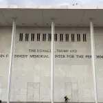 Fachada do Kennedy Center, já com o nome de Donald Trump | Foto: D. Clemens/Wikimedia Commons
