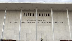 Fachada do Kennedy Center, já com o nome de Donald Trump | Foto: D. Clemens/Wikimedia Commons