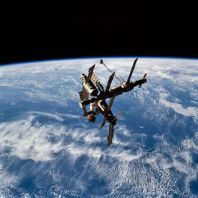 A Mir foi a primeira estação espacial modular da história, lançada pela União Soviética em 1986 e operada posteriormente pela Rússia