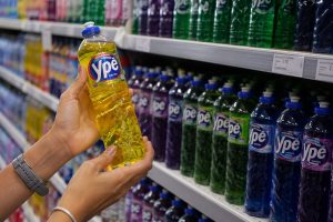 Os produtos atingidos pertencem às linhas: Ypê; Tixan Ypê; Bak Ypê; e Atol | Foto: Divulgação/Oeste | Imagem criada com o auxílio de inteligência artificial