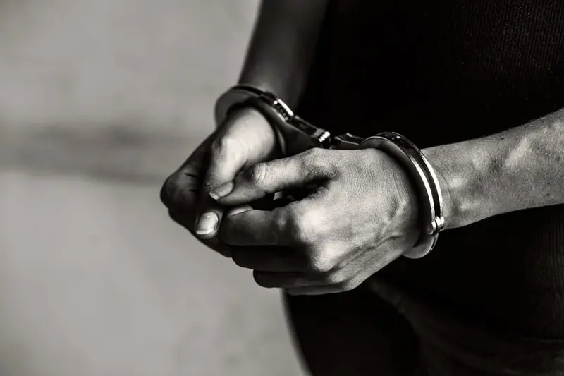 Imagem de mãos algemadas, em referência ao homem preso por confessar plano de crime à Inteligência Artificial (IA) | Foto: Reprodução/Freepik