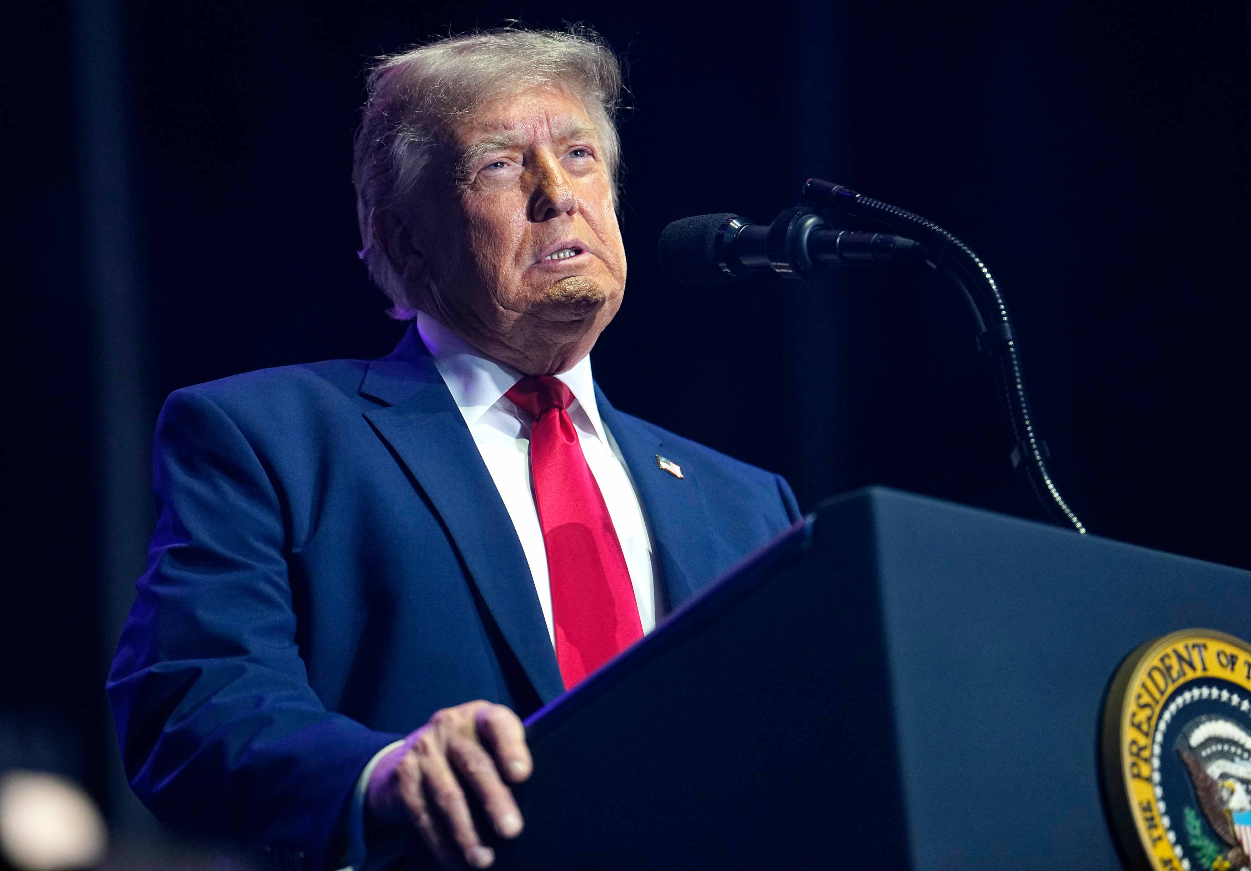 Trump anuncia taxa de 20% no Estreito de Ormuz e restabelece bloqueio ao Irã