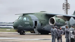 Voo partiu aproximadamente às 13h da Base Aérea de Guarulhos, na Região Metropolitana de São Paulo | Foto: Tauany Cattan/Revista Oeste