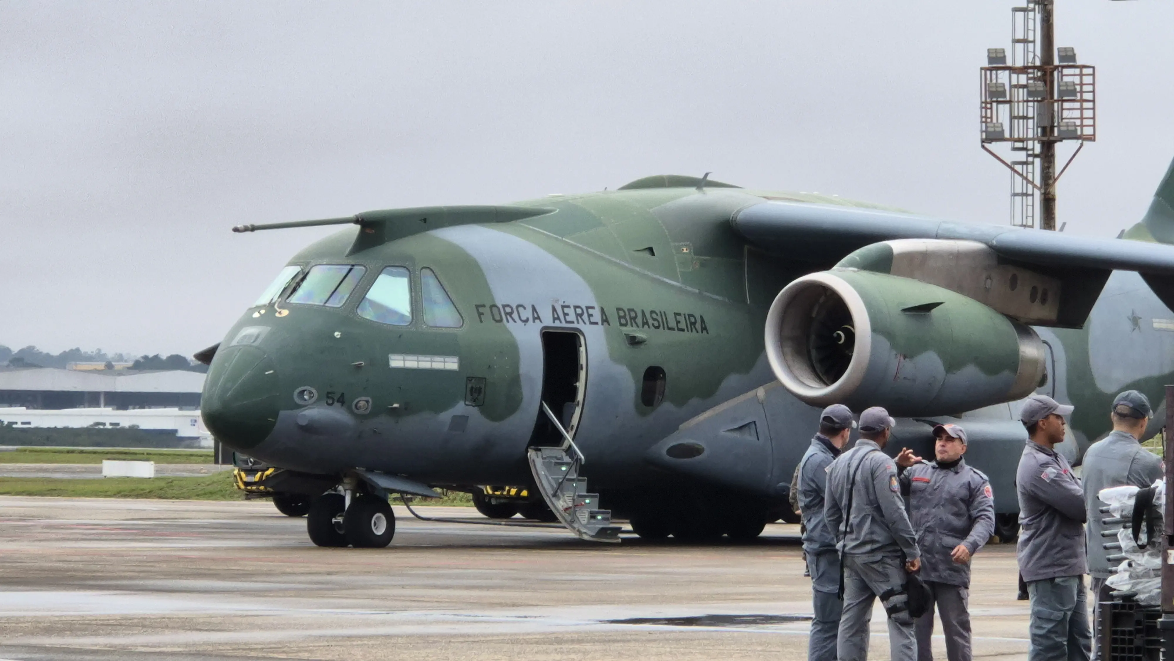 Voo partiu aproximadamente às 13h da Base Aérea de Guarulhos, na Região Metropolitana de São Paulo | Foto: Tauany Cattan/Revista Oeste