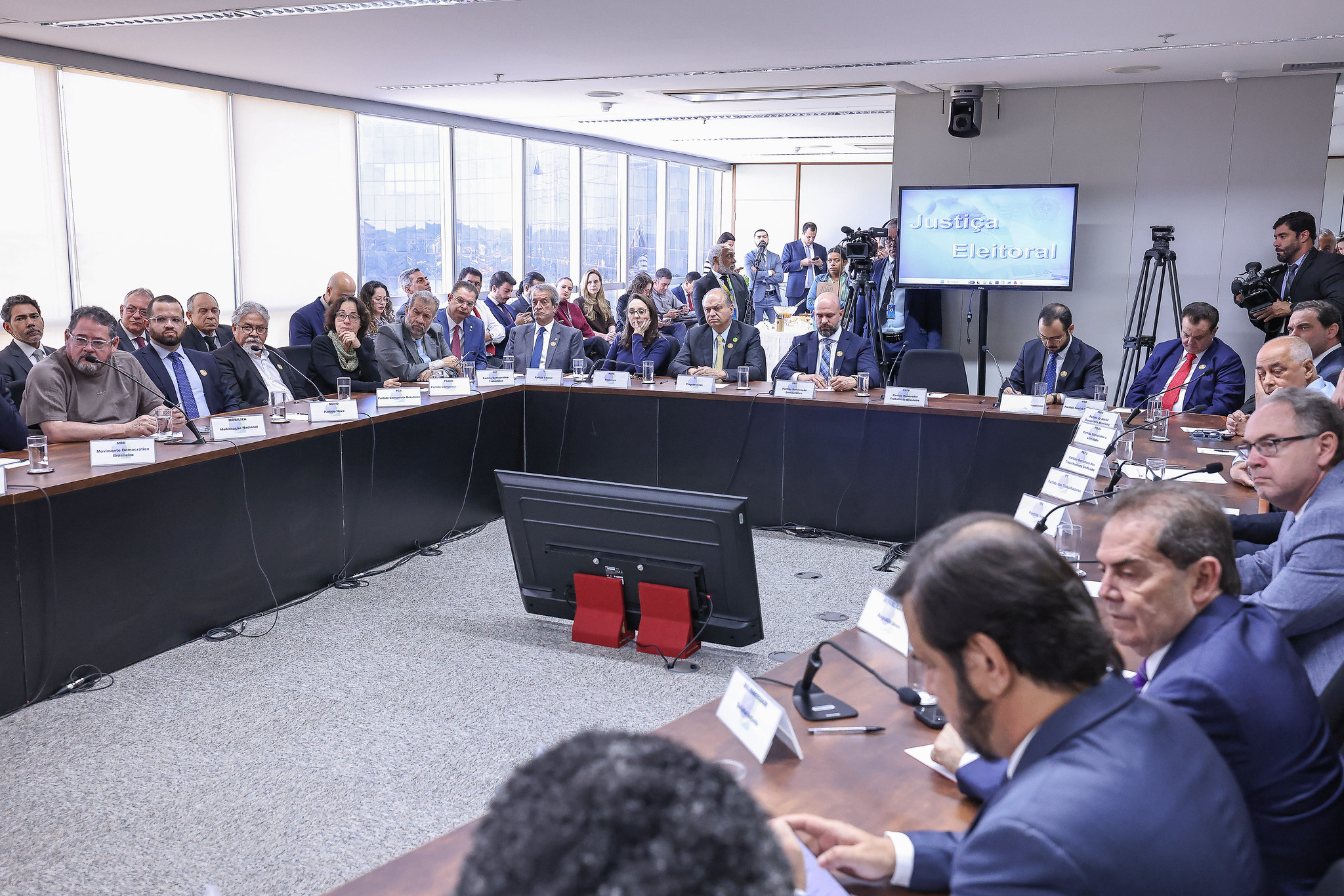 Representantes dos partidos políticos estiveram presentes no TSE para a assinatura do acordo