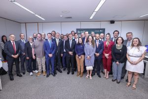 Cerimônia de assinatura do acordo entre o presidente do TSE, Kassio Nunes Marques, e representantes dos partidos políticos