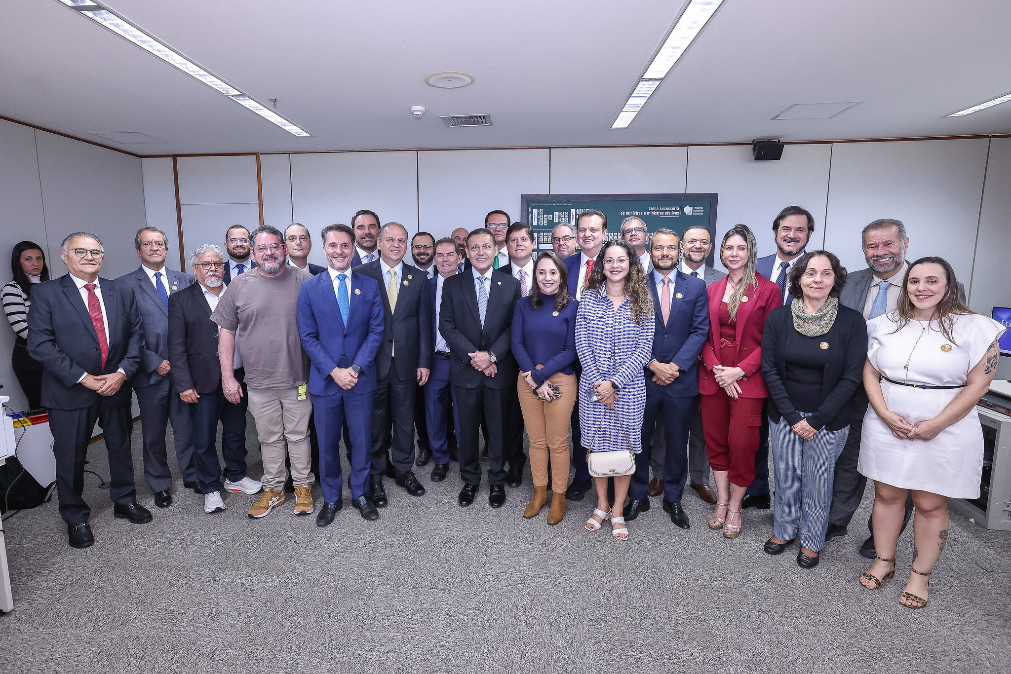 Partidos assinam acordo com TSE por uso responsável de IA
