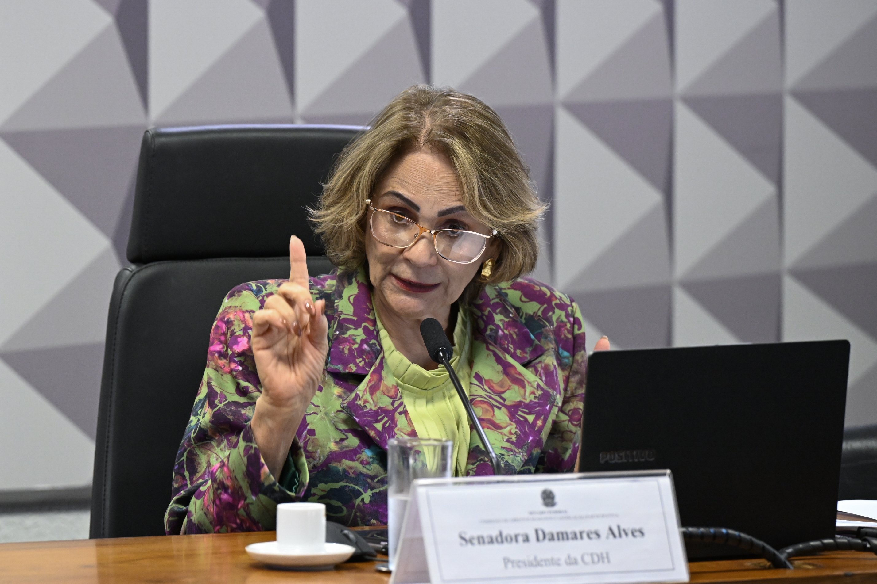 Damares cobra dados de Lula sobre plano de saúde e Imposto de Renda