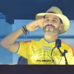 Abelardo De La Espriel gesticula a apoiadores em uma cabine à prova de balas durante o evento de encerramento de sua campanha - 14/6/2026 | Foto: Cesar Quiroz/Reuters