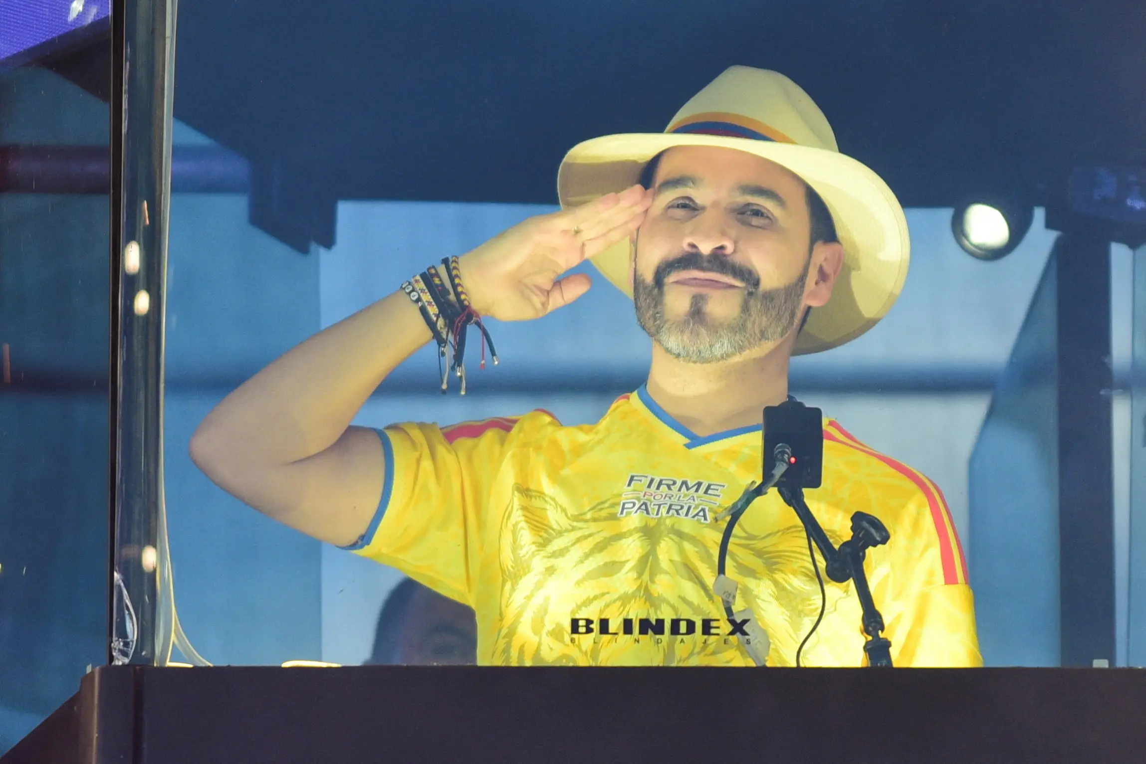Abelardo De La Espriel gesticula a apoiadores em uma cabine à prova de balas durante o evento de encerramento de sua campanha - 14/6/2026 | Foto: Cesar Quiroz/Reuters
