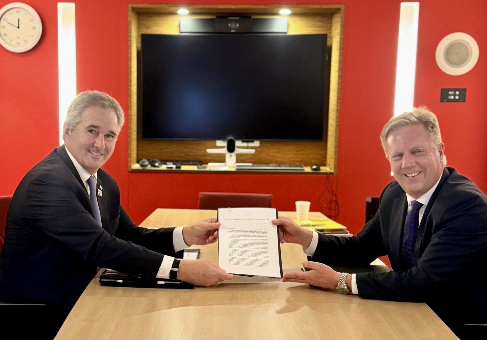 Cover image for Argentina destaca avanços econômicos em reunião da OCDE