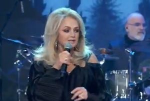 A cantora Bonnie Tylor durante apresentação no Brasil, em 2023 | Foto: Reprodução/X