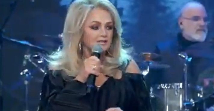 A cantora Bonnie Tylor durante apresentação no Brasil, em 2023 | Foto: Reprodução/X