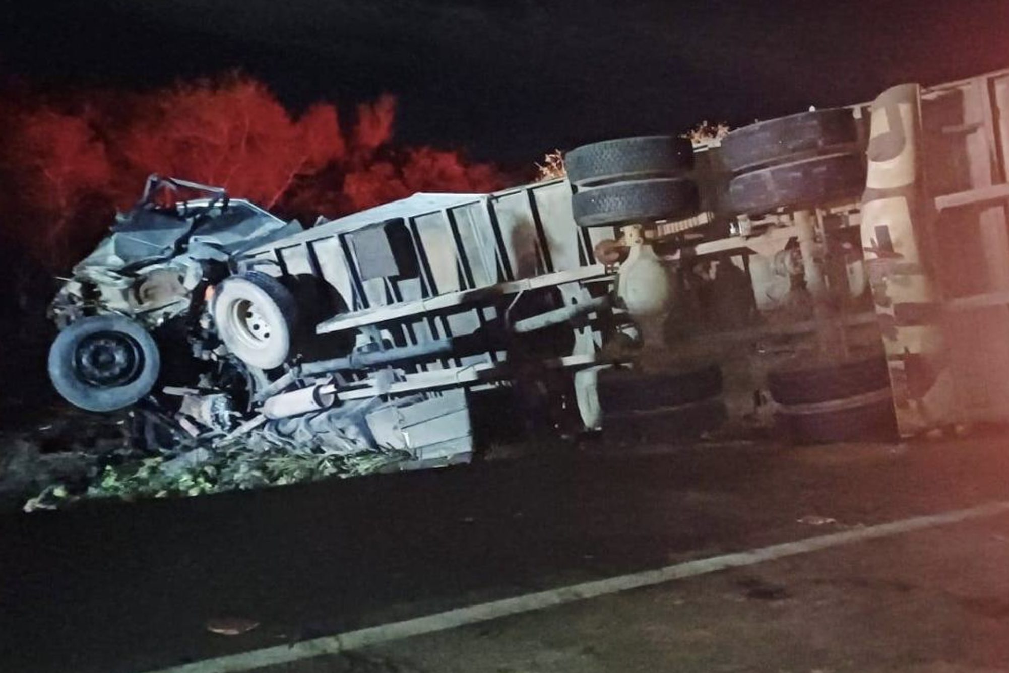 Cover image for Caminhão na contramão deixa 16 mortos de uma única família em rodovia da Bahia