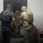 Venezuela - Segundo a investigação, a organização operava um esquema de tráfico de drogas, lavagem de dinheiro e comércio ilegal de armas de guerra no território nacional