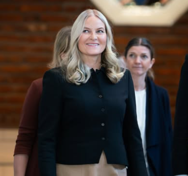 Princesa herdeira da Noruega faz transplante de pulmão em meio à condenação do filho por estupro