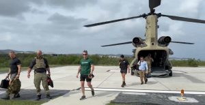 Chefe do Pentágono faz alerta a Cuba durante visita a Guantánamo