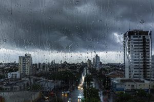 Mapas de precipitação indicam acumulados superiores a 100 milímetros em algumas áreas até o fim da semana | Foto: Divulgação/Oeste | Imagem criada com o auxílio de inteligência artificial