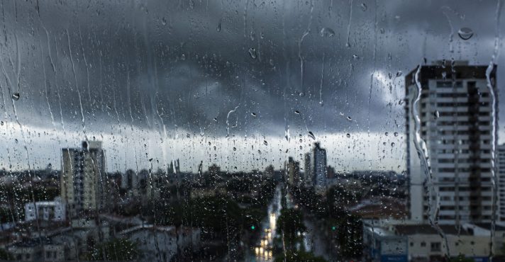 Mapas de precipitação indicam acumulados superiores a 100 milímetros em algumas áreas até o fim da semana | Foto: Divulgação/Oeste | Imagem criada com o auxílio de inteligência artificial