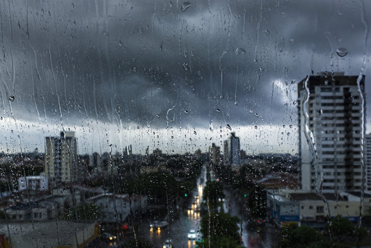 Dois ciclones e chuva acima da média devem mudar o tempo em 