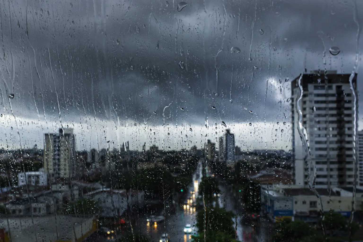 Mapas de precipitação indicam acumulados superiores a 100 milímetros em algumas áreas até o fim da semana | Foto: Divulgação/Oeste | Imagem criada com o auxílio de inteligência artificial
