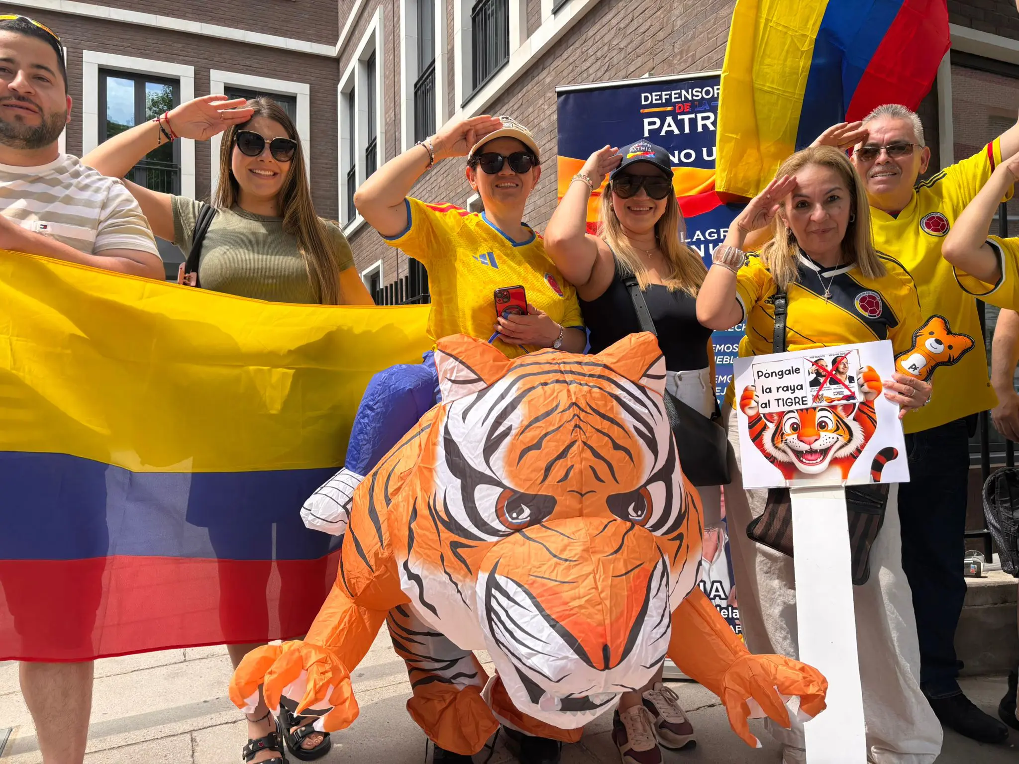 Colombianos em Londres fazem fila para votar no segundo turno das eleições | Foto: Ivan Kleber/Oeste