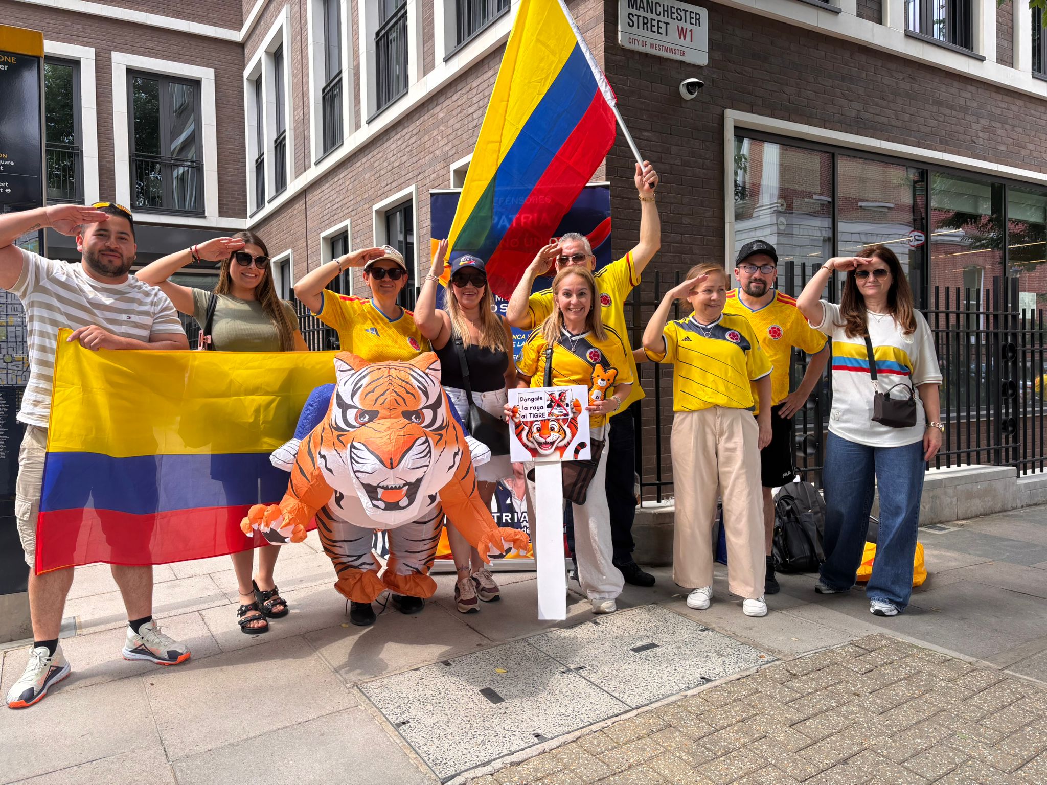 Colombianos em Londres fazem fila para votar no segundo turno das eleições | Foto: Ivan Kleber/Oeste