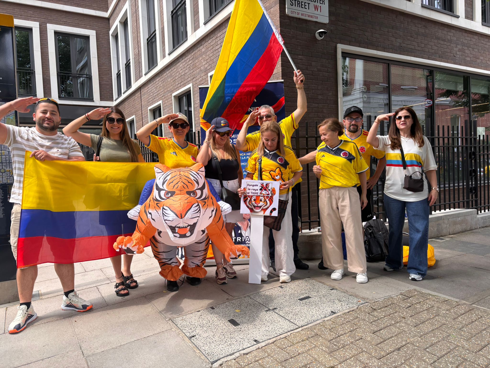 Colombianos em Londres fazem fila para votar no segundo turno das eleições | Foto: Ivan Kleber/Oeste
