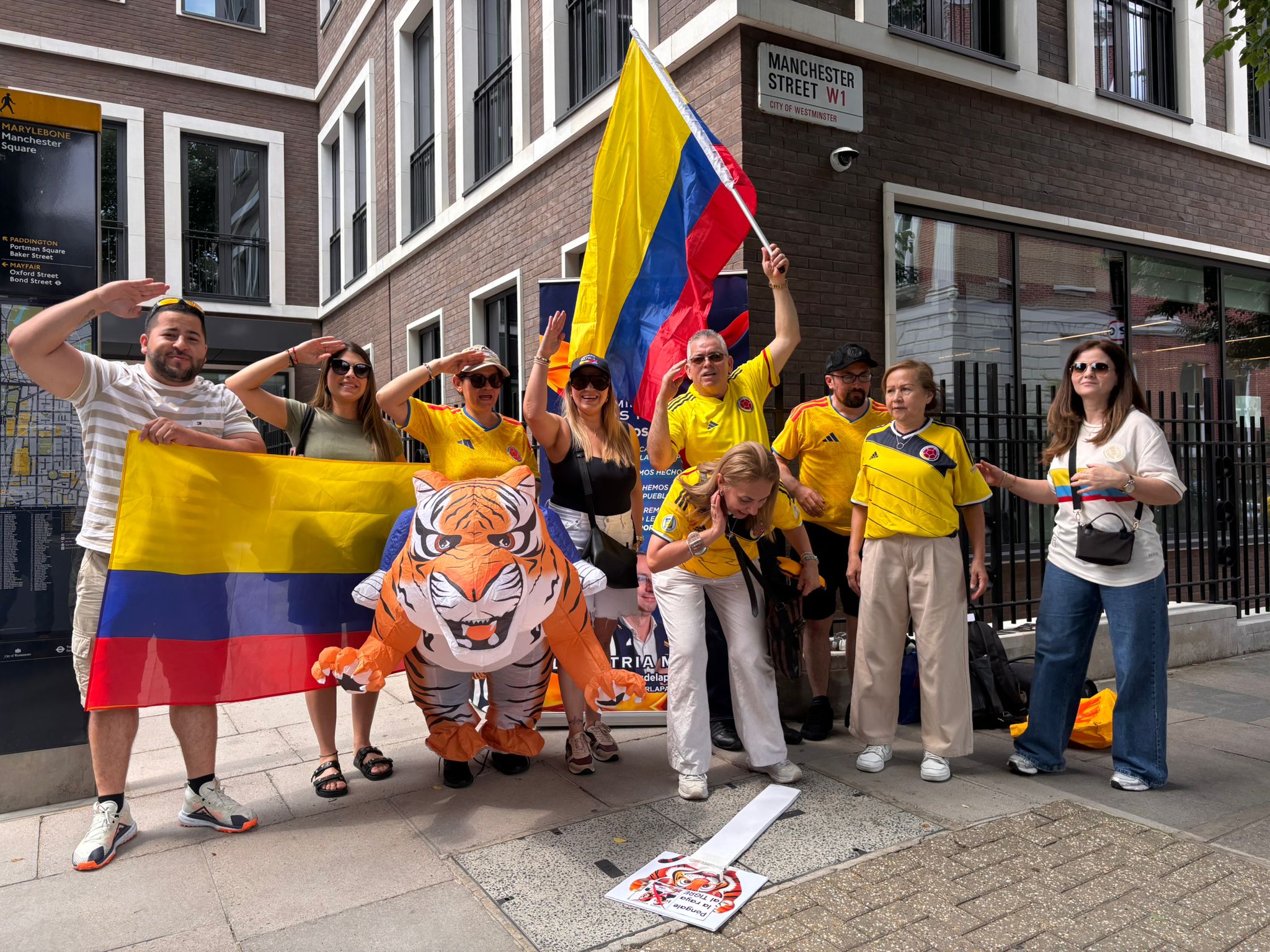 Colombianos em Londres fazem fila para votar no segundo turno das eleições | Foto: Ivan Kleber/Oeste