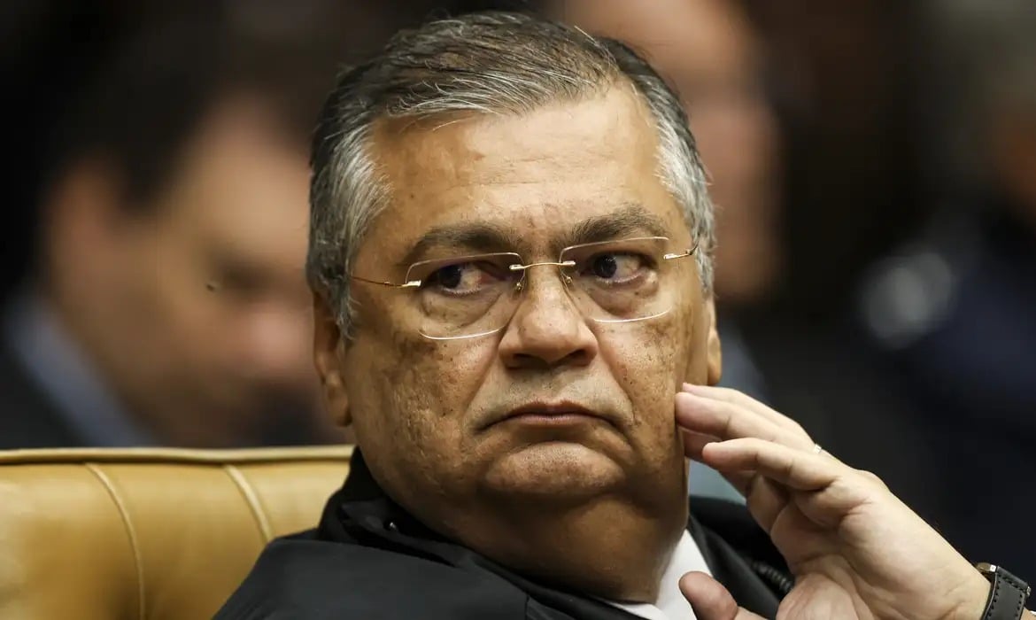 Dino manda tirar do ar vídeo de vereador em Manaus