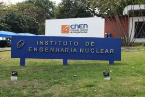 Fachada de prédio da Comissão Nacional de Energia Nuclear (CNEN)